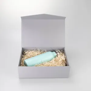 Graues Geschenkkarton-Set mit hellblauer Isolierflasche und Holzwolle-Füllung für Geschenke