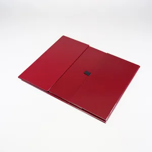 Vue détaillée d'une boîte cadeau pliante rouge foncé texturée, idéale pour vêtements et sacs.