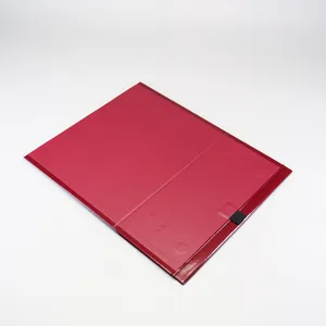 Détail de boîte cadeau pliante rouge foncé à 7 panneaux, emballage de qualité.