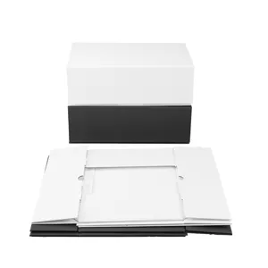 Boîte cadeau pliante en carton noir et blanc présentée assemblée et emballée à plat.