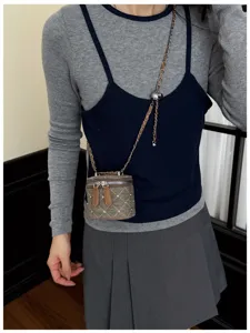 Detailweergave van de gewatteerde mini-box crossbodytas met ketting en strass steentjes.