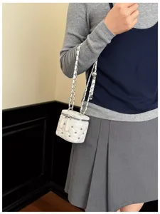 Mini gewatteerde ketting crossbody tas, stijlvolle witte cosmetische tas voor mode.