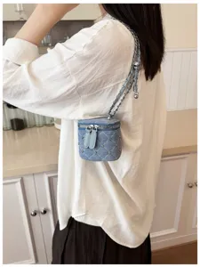 Chique mini denim crossbody tas met ketting, gewatteerde stiksels en strass details.