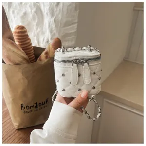 Gedetailleerd overzicht van witte gewatteerde mini-box-schoudertas met strass en ketting.