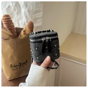 Mini denim gewatteerde boxtas met strass en kettingriem, modieuze crossbodytas voor dames.