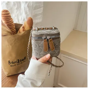 Mini gewatteerde crossbodytas voor kinderen met chique kettingriem en fijne strass-details.