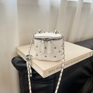 Kleine gewatteerde crossbodytas met strass en kettingriem, stijlvolle witte minibox tas.