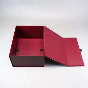 Vue détaillée de l'espace intérieur et de la structure pliable du coffret cadeau bordeaux.