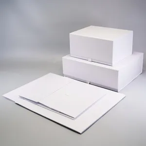 Boîtes cadeaux pliantes blanches de luxe avec surface texturée, parfaites pour les vêtements.