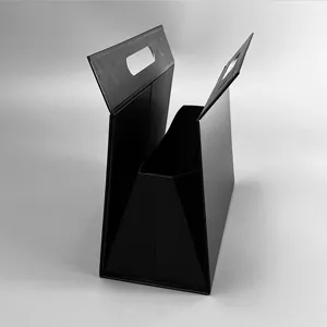 Schwarze faltbare Dreiecks-Geschenkbox mit Griff, ideal zum Verpacken von Geschenken.