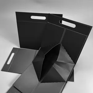 Schwarze faltbare Dreieck-Geschenkbox mit Griffausschnitt, Premium Papierverpackungsdetails.