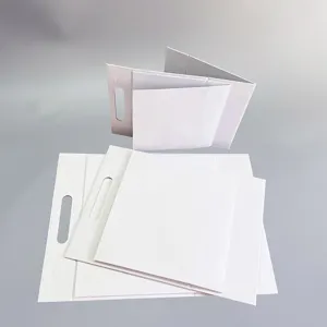 Vue détaillée de la boîte de poignée pliante en carton blanc montrant la texture du papier propre.