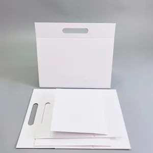 Sac cadeau en papier pliable blanc avec poignée découpée pour emballage de détail.