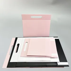 Detail der faltbaren Magnet-Geschenkbox in verschiedenen Farben mit stabilem Griff im Stapel.