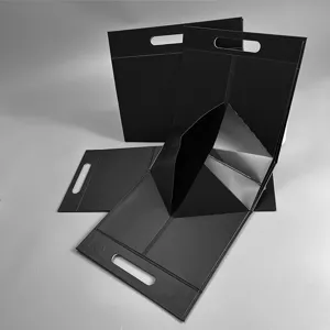 Schwarze faltbare dreieckige Geschenkbox mit Griff fuer individuelle Verpackungspraesentation