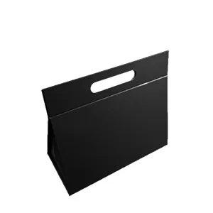 Schwarze dreieckige faltbare Geschenkschachtel mit tragbarem Griffdesign für elegante Verpackungen.