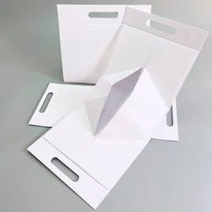 Boîte cadeau pliable blanche avec poignée et fermeture magnétique idéale pour emballage.