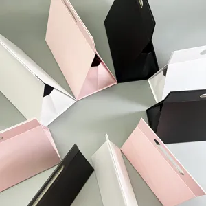 Elegante dreieckige Magnet-Geschenkbox mit praktischem Tragegriff in stilvollen Farben.