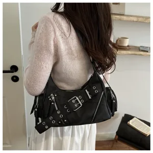 Borsa a tracolla nera da moto da donna con fibbie metalliche e dettagli di cerniere eleganti.