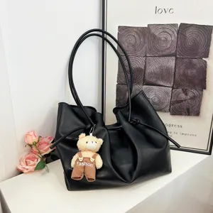 Borsa a tote in pelle PU nera grande capacità borsa a spalla casual elegante donna con orsetto