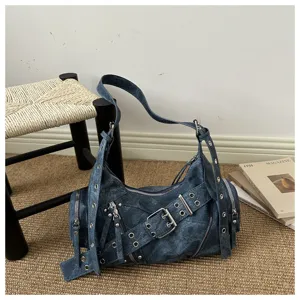 Vista dettagliata della borsa a tracolla da donna stile moto con occhielli metallici.