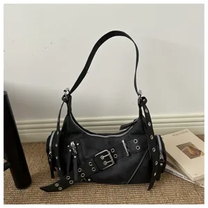 Borsa a tracolla stile moto punk nera con eleganti occhielli metallici, fibbie e cerniere.