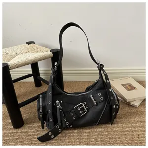 Moderna borsa a tracolla stile moto nera con fibbie e occhielli metallici da donna chic.