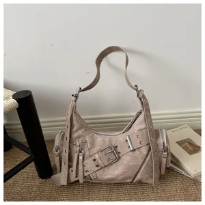 Vista dettagliata di una borsa a tracolla da moto punk alla moda con fibbie e cerniere.