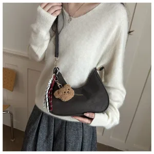 Borsa a tracolla hobo minimalista in tinta unita con simpatico ciondolo orsetto per donna.