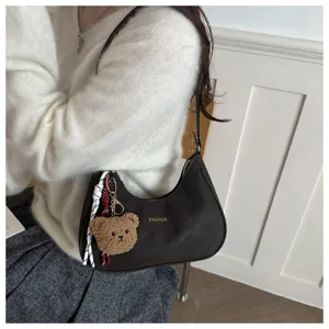 Borsa a spalla marrone chic con grazioso ciondolo orsetto peluche, elegante e minimalista.