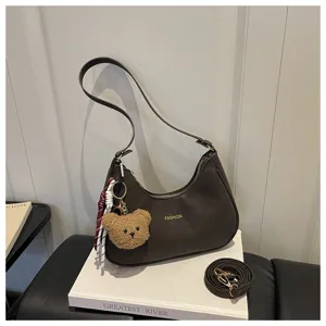 Borsa a spalla marrone scuro da donna con simpatico portachiavi orsetto e dettaglio cinturino.