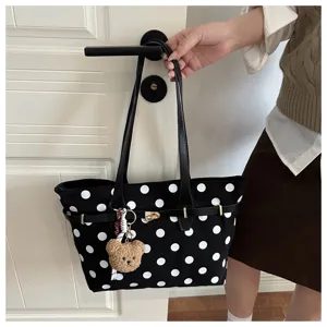 Borsa a mano nera e bianca a pois con simpatico ciondolo orsetto, grande borsa casual.