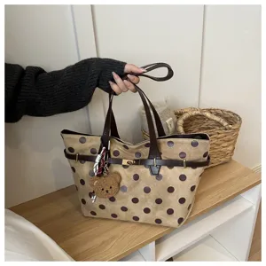 Borsa a tracolla rétro in camoscio con pois per donna, grande shopper elegante.