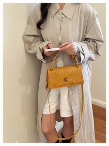 Detailed view of fashionable woven shoulder bag, chic commute crossbody handbag design.