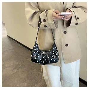 Moderna bolsa de hombro elegante de lunares estilo coreano, bolso hobo minimalista chic.