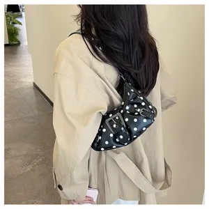 Bolso de hombro de lunares estilo coreano, elegante bolso bandolera de viajero vista detalle.