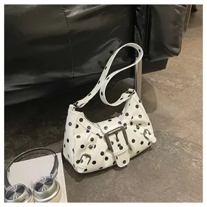Bolso de hombro blanco con lunares negros, diseño retro elegante para uso diario.