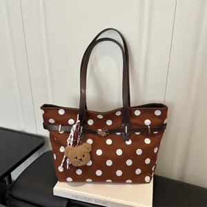 Borsa tote vintage in camoscio marrone a pois donna, grande borsa di tetto con orsetto.