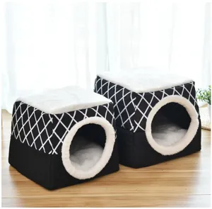 Gesloten huisdierbed in zwart-witte ruit, comfortabel kattenhuis voor de koude winter.