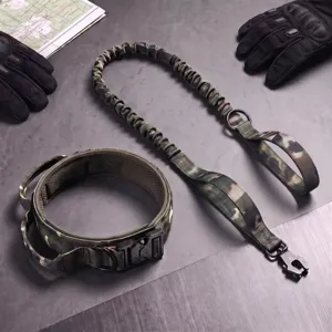 Collar de perro táctico de camuflaje y correa elástica bungee detalle, hebilla resistente, exterior.