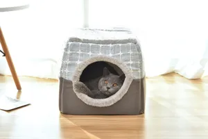 Gezellig grijs gesloten kattenhuis als kubus met zachte pluche binnenkant en patroon.