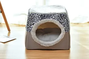 Gesloten huisdier kattenhol bed met zacht kussen en stijlvol luipaardprint ontwerp details.