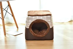 Gezellig halfgesloten huisdierbed voor katten en honden, pluche bovenkant en ruitjesdesign.