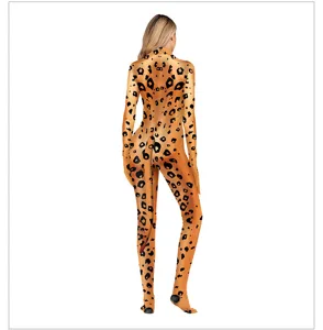 Vista dettagliata del costume zentai integrale con stampa leopardata 3D e coda e zampe attaccate.