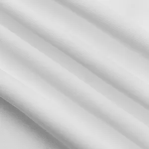 Gros plan sur un tissu de sport blanc montrant une texture respirante et un tissage souple.