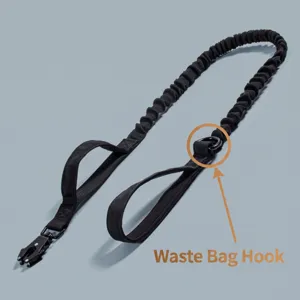 Detalle de correa tactica para perro resistente con amortiguador elastico y gancho para bolsas.