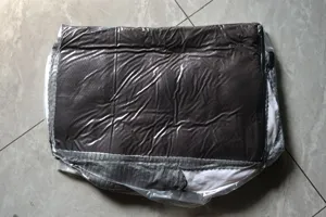 Λεπτομερής όψη μεγάλου κρεβατιού καναπέ κατοικιδίων σε προστατευτική μεμβράνη.
