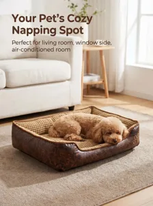 Détail d'un lit pour animal confortable dans le salon avec tissu gaufré et coussin.