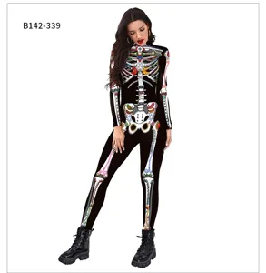 Vue détaillée du costume squelette imprimé numérique d'Halloween combinaison longue moulante.