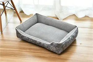 Lit pour animal de compagnie gris gaufré avec extérieur marbré, tapis de repos rectangulaire.